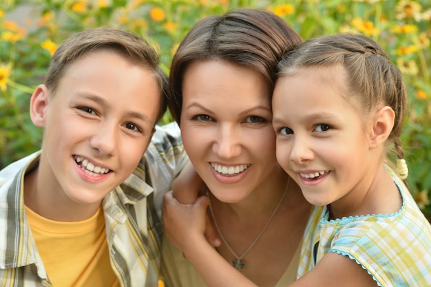 Retrato de una familia feliz en verano al aire libre