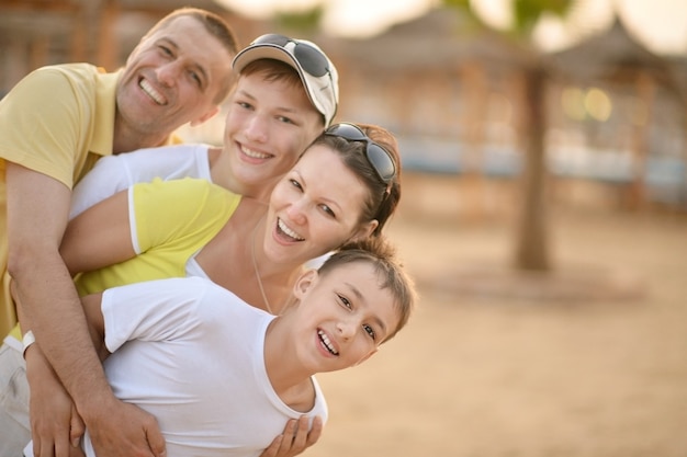 Foto retrato de familia feliz en el verano