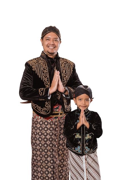 Retrato de una familia feliz vistiendo ropas tradicionales javanesas