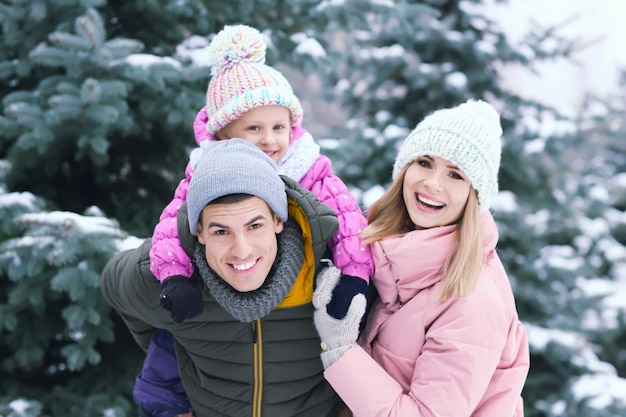 Retrato de familia feliz en Winter Park