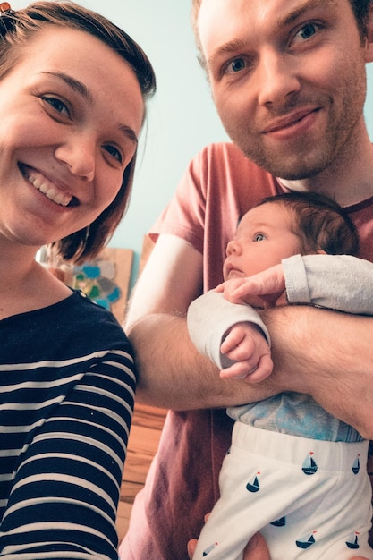 Foto retrato de una familia feliz