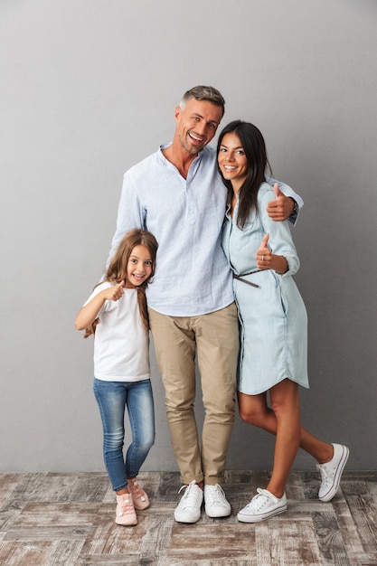 Foto retrato de una familia feliz