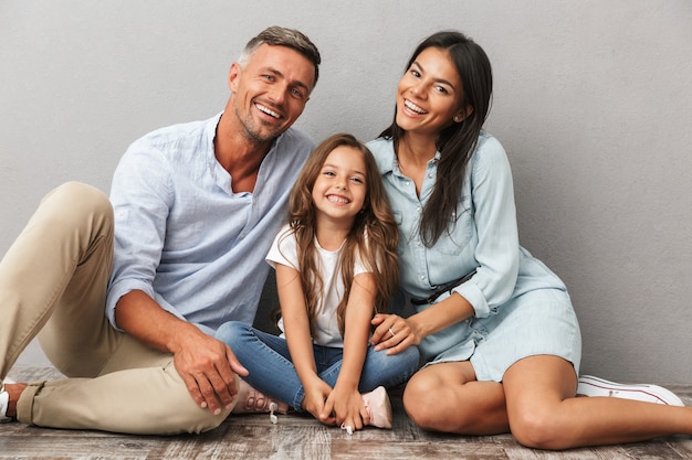 Foto retrato de una familia feliz