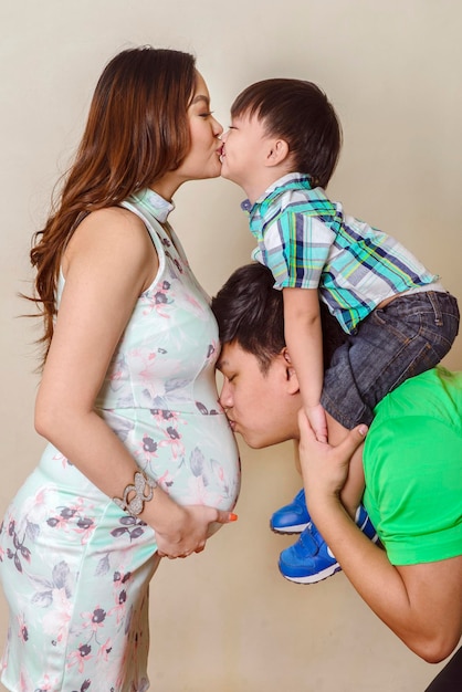 Foto retrato de una familia con un hijo