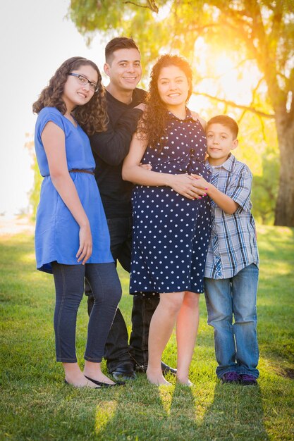 Foto retrato de una familia hispana embarazada al aire libre