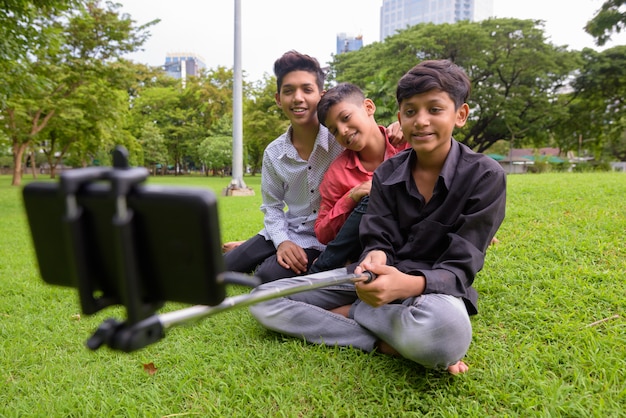 Retrato de familia india relajándose juntos en el parque