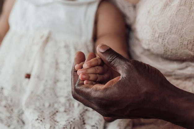 Retrato de una familia interracial feliz y sincera con dos niños que pasan tiempo juntos en casa