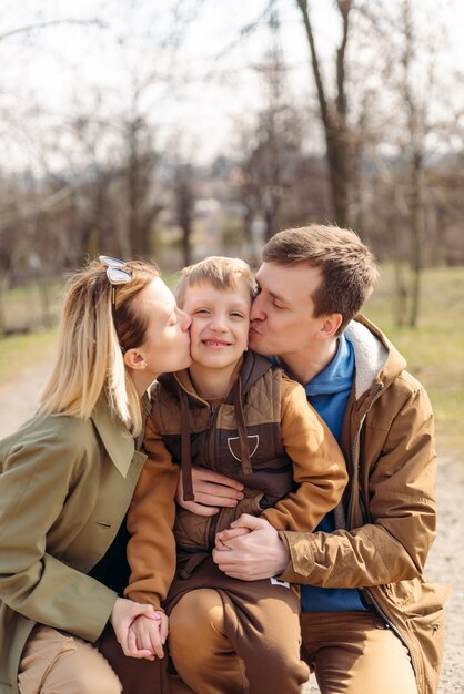 Retrato de familia joven encantadora al aire libre