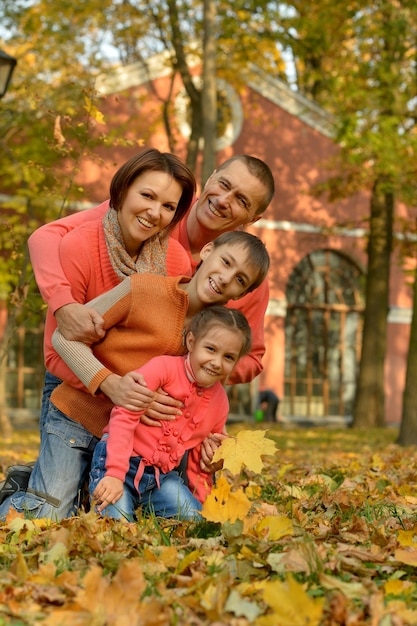 Foto retrato de familia joven feliz en el parque otoño