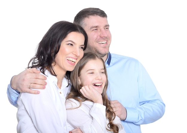 Foto retrato de una familia joven feliz sobre un fondo blanco.