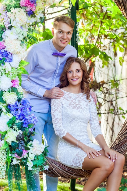 Retrato de una familia joven feliz