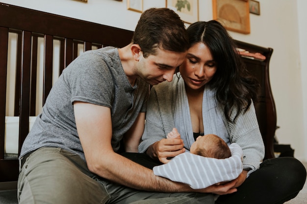 Retrato de una familia joven feliz