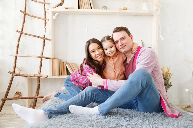 Retrato de familia joven feliz