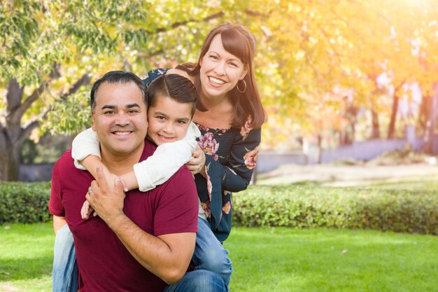 Retrato de una familia joven de raza mixta en el parque