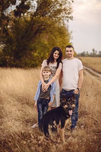 Retrato de una familia joven y sus perros al aire libre