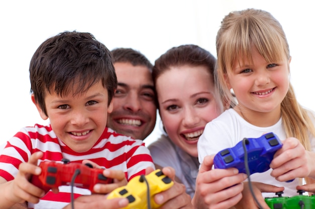 Retrato de familia jugando videojuegos en casa