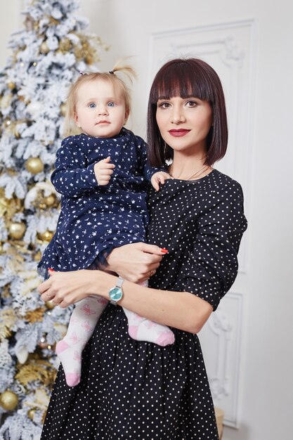 Retrato de familia de una madre con hijos en Nochebuena. Año nuevo en casa con familia