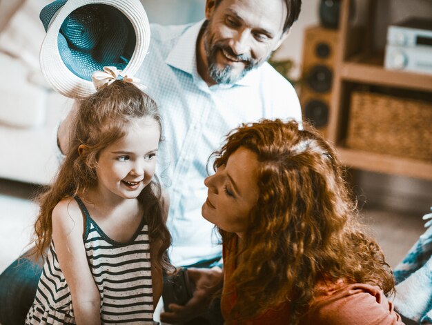 Foto retrato de familia mamá papá y linda hija liitle.