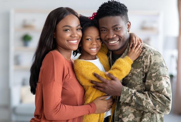 Retrato de familia militar de soldado afroamericano con esposa e hija