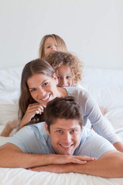 Retrato de una familia mintiendo el uno al otro