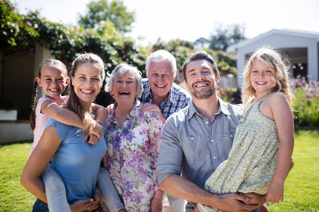 Foto retrato de una familia multigeneración en el jardín.