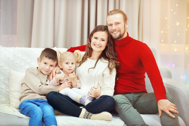 Retrato de familia de Navidad en casa sala de estar de vacaciones