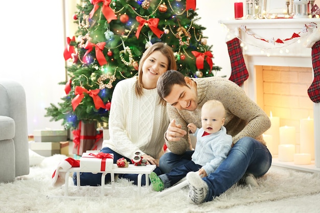 Retrato de familia de Navidad en casa sala de estar de vacaciones