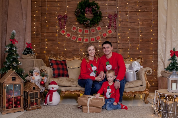 Retrato de familia de Navidad en luces interiores de árbol de Navidad Feliz año nuevo con niños