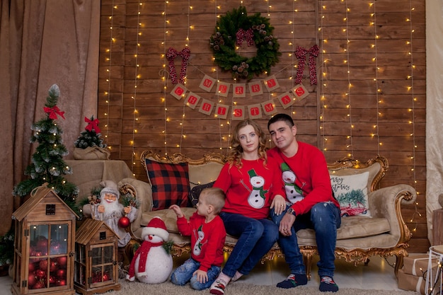 Retrato de familia de Navidad en luces interiores de árbol de Navidad Feliz año nuevo con niños