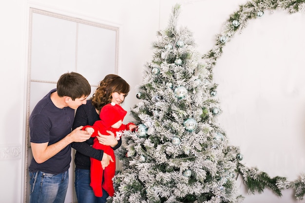 Retrato de familia de Navidad en la sala de estar de vacaciones en casa