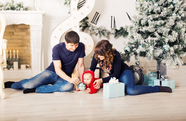 Retrato de familia de Navidad en la sala de estar de vacaciones en casa