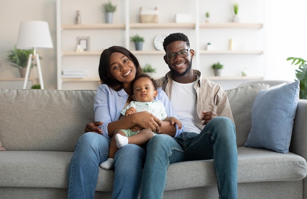 Retrato de familia negra feliz sonriendo en casa