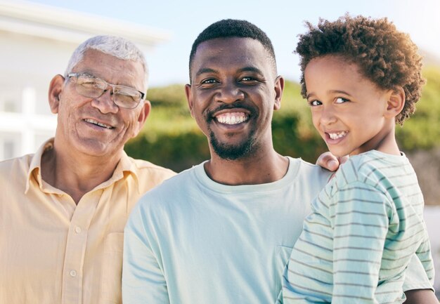 Retrato de una familia negra con un hombre y un abuelo que se unen al aire libre en el jardín juntos por amor Niños felices o generaciones con un padre hijo y un pariente mayor parados afuera en el patio