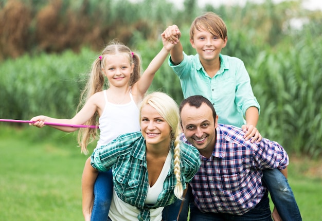 Retrato de familia con niños