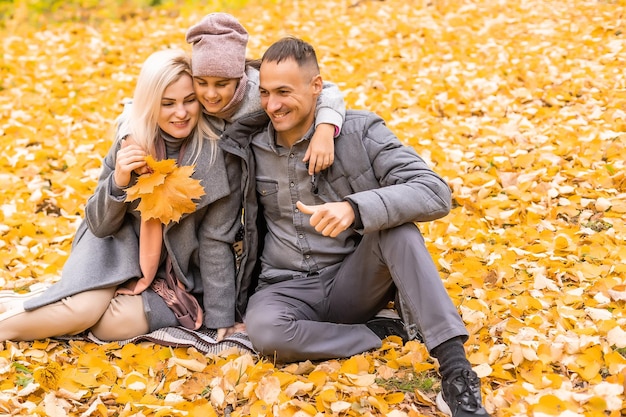 Retrato de familia durante el otoño