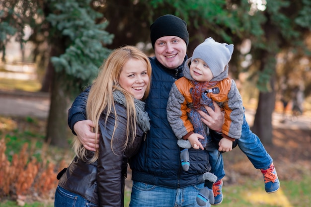 Retrato de familia en el parque