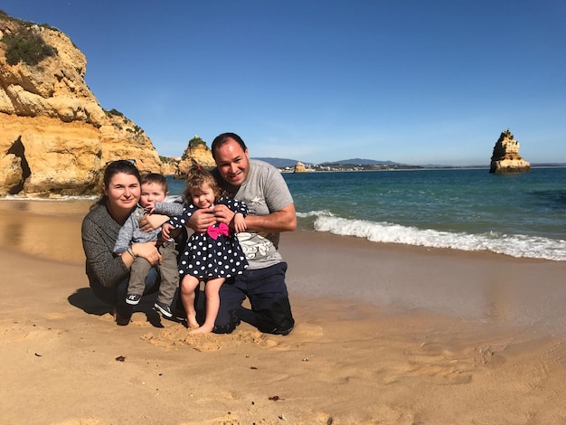Foto retrato de una familia en la playa
