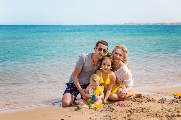 Foto retrato de familia en la playa