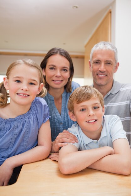 Retrato de una familia posando en una cocina