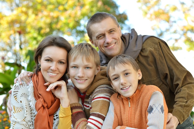 Retrato, de, familia, relajante, en, otoño, parque