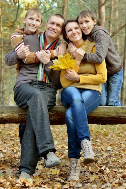 Retrato, de, familia, relajante, en, otoño, parque