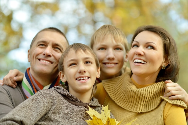 Retrato, de, familia, relajante, en, otoño, parque