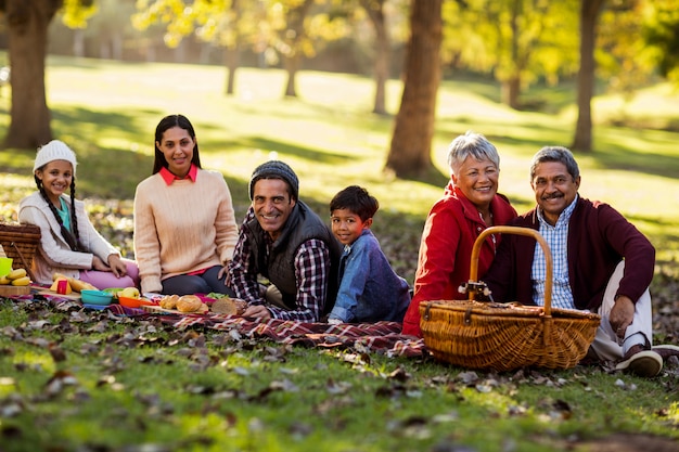 Retrato de familia relajante en el parque