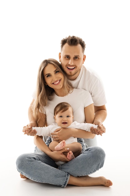 retrato de familia sobre un fondo blanco, retrato de concepto de familia feliz. los padres juegan con el chi