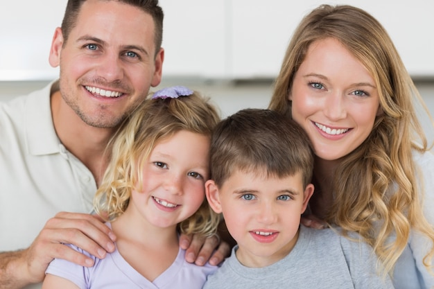 Retrato de familia sonriendo juntos