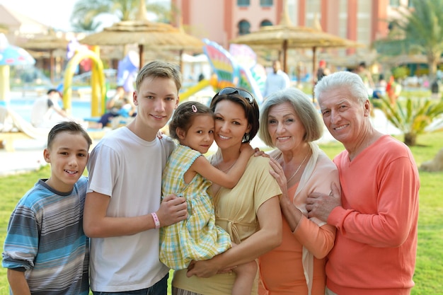 Retrato de familia sonriente feliz en el resort