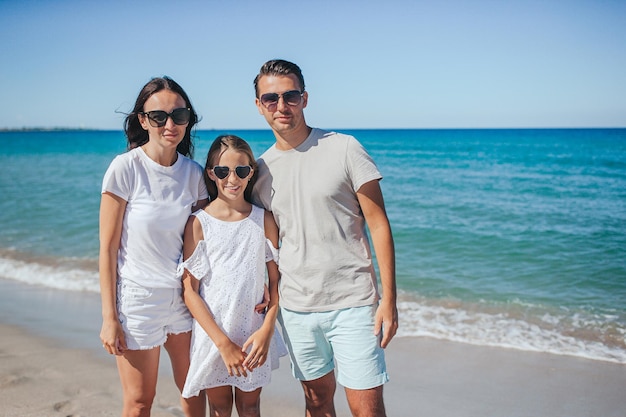 retrato, de, familia de tres, en la playa