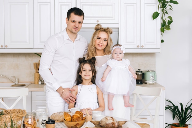 Retrato de una familia unida en la cocina