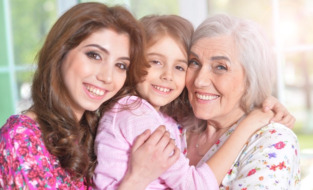 Retrato familiar feliz de tres generaciones femeninas