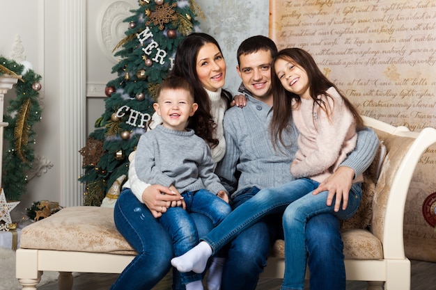 Retrato familiar de Navidad en la sala de estar de vacaciones en casa